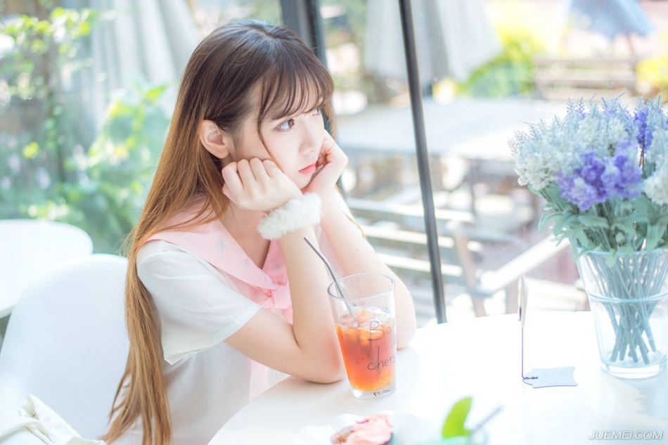 “冤家，你何时将我娶入府中？省的现在这样偷偷摸摸，见你一面，还要跟那混人找寻借口。”略带娇喘的声音听在刘璝的耳朵里，却不啻于平地惊雷，那声音，竟是如此的熟悉。